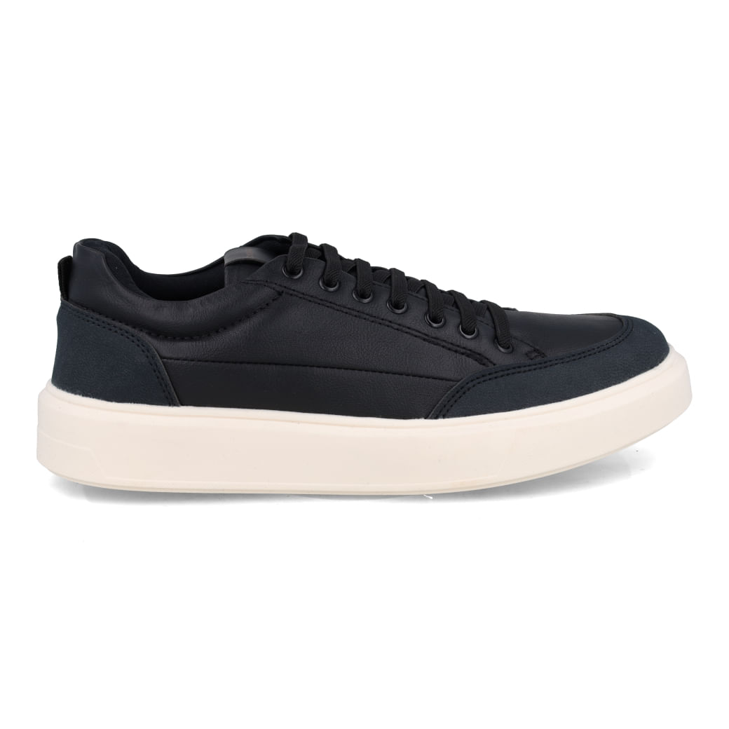 Tênis casual masculino preto com solado branco, mostrado de frente em fundo branco